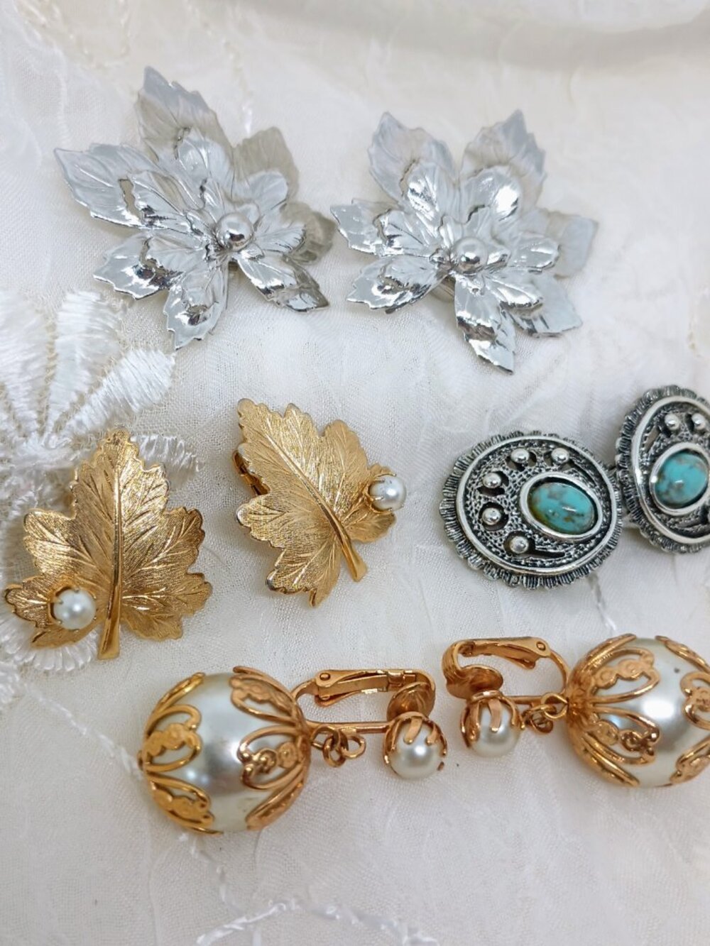 lot of Sarah Coventry Earrings Gold Tone Clip On's Whispering Leaf, Dangle Pearl - Picture 2 of 11